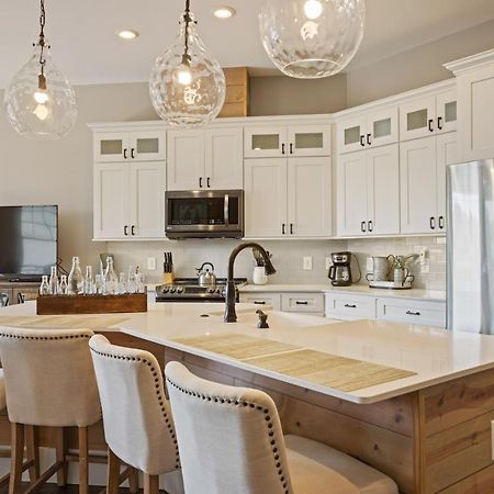 Beautiful Downtown Condo - Balcony - Amazing City Views - Loaded Kitchen - Stainless Steel Appliances - Board Games & More Blue Ridge Eksteriør billede