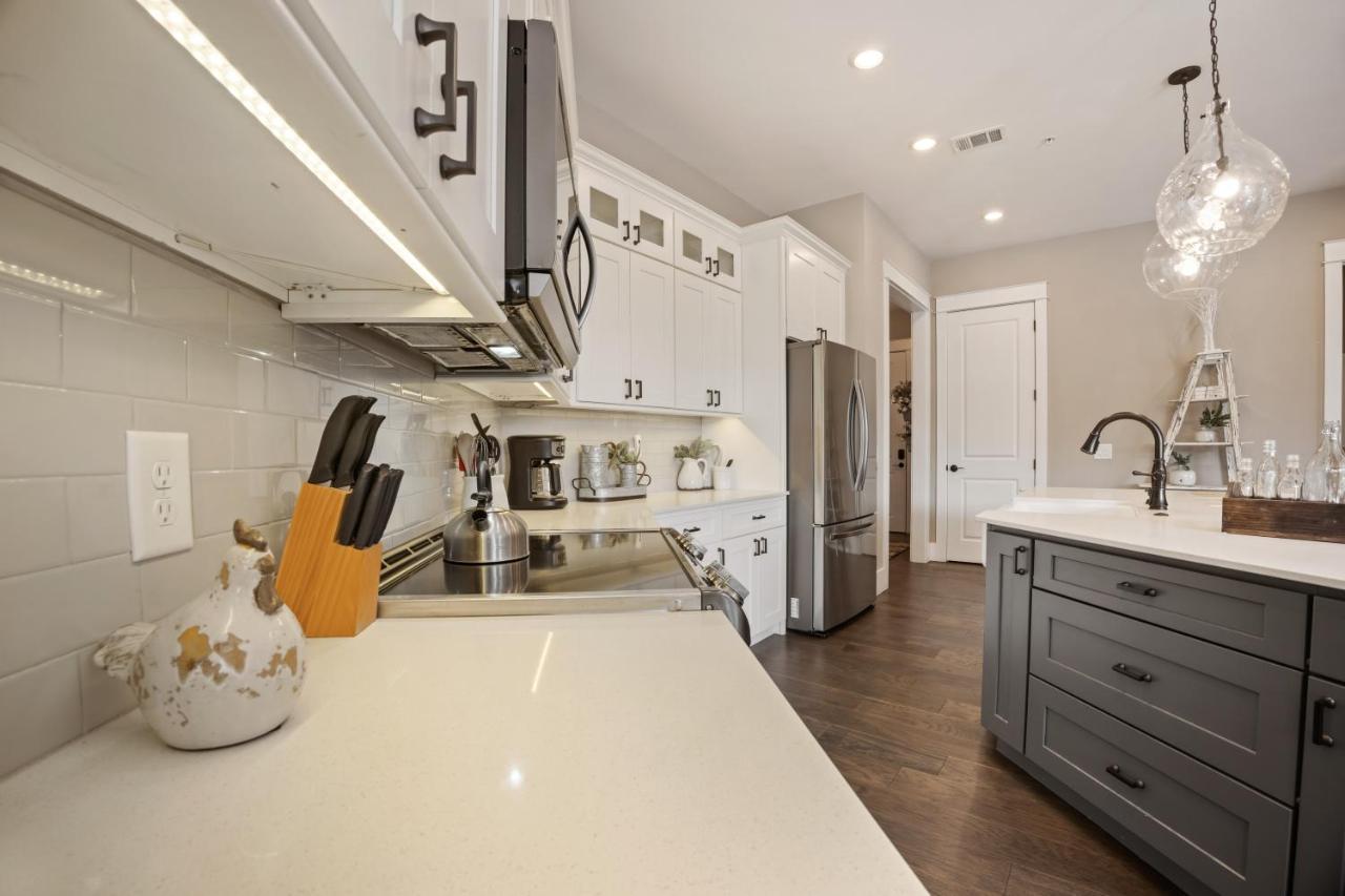 Beautiful Downtown Condo - Balcony - Amazing City Views - Loaded Kitchen - Stainless Steel Appliances - Board Games & More Blue Ridge Eksteriør billede