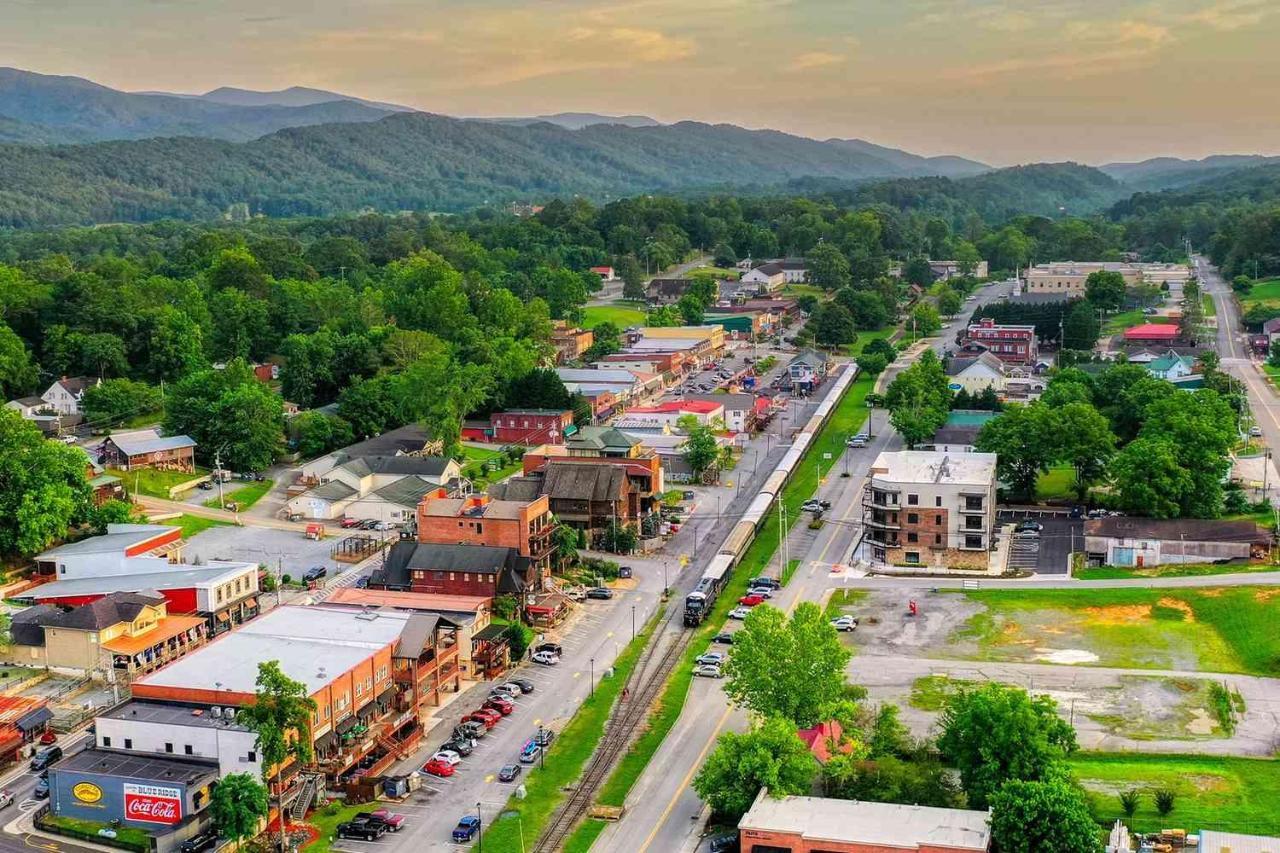 Beautiful Downtown Condo - Balcony - Amazing City Views - Loaded Kitchen - Stainless Steel Appliances - Board Games & More Blue Ridge Eksteriør billede